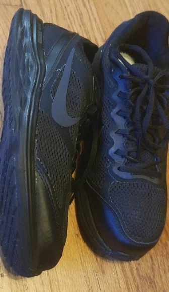 Nike Black Tenis Shoes - Picture 2 of 5